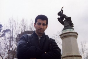 Moisés junto a la estatua de Lucifer en El Retiro (Madrid)