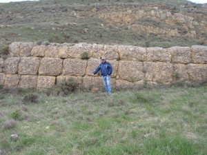 Juan Antonio Morales junto a una formación natural en Aliaga (Teruel)
