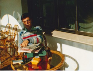 Javier Sierra con su vieja máquina de escribir, en 1986 (2)