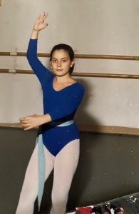 Olivia, a los 11 años, haciendo gimnasia. Una de sus aficiones favoritas (1)
