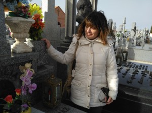 Olivia junto a la tumba de sus abuelos maternos, donde acabó siendo enterrada